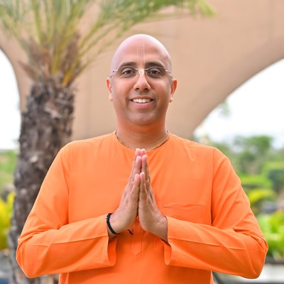 Madan Sundar Das teaching a class
