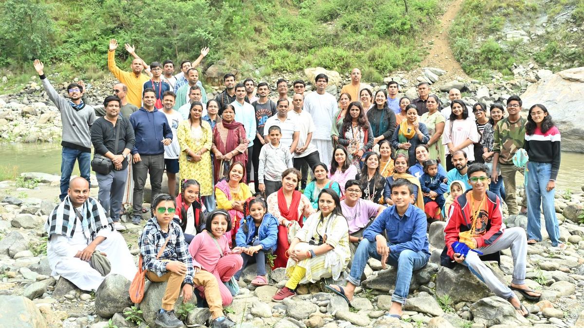 Yatra group at a holy site in India with Evolve Pune